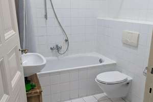 Berlin-Friedrichshain: Helle 2-Zimmer Altbauwohnung mit Balkon, Stuck & Dielen in begehrter Kiezlage – Straßmannstraße 5, 10249 Friedrichshain, Berlin – Vorschaubild 11