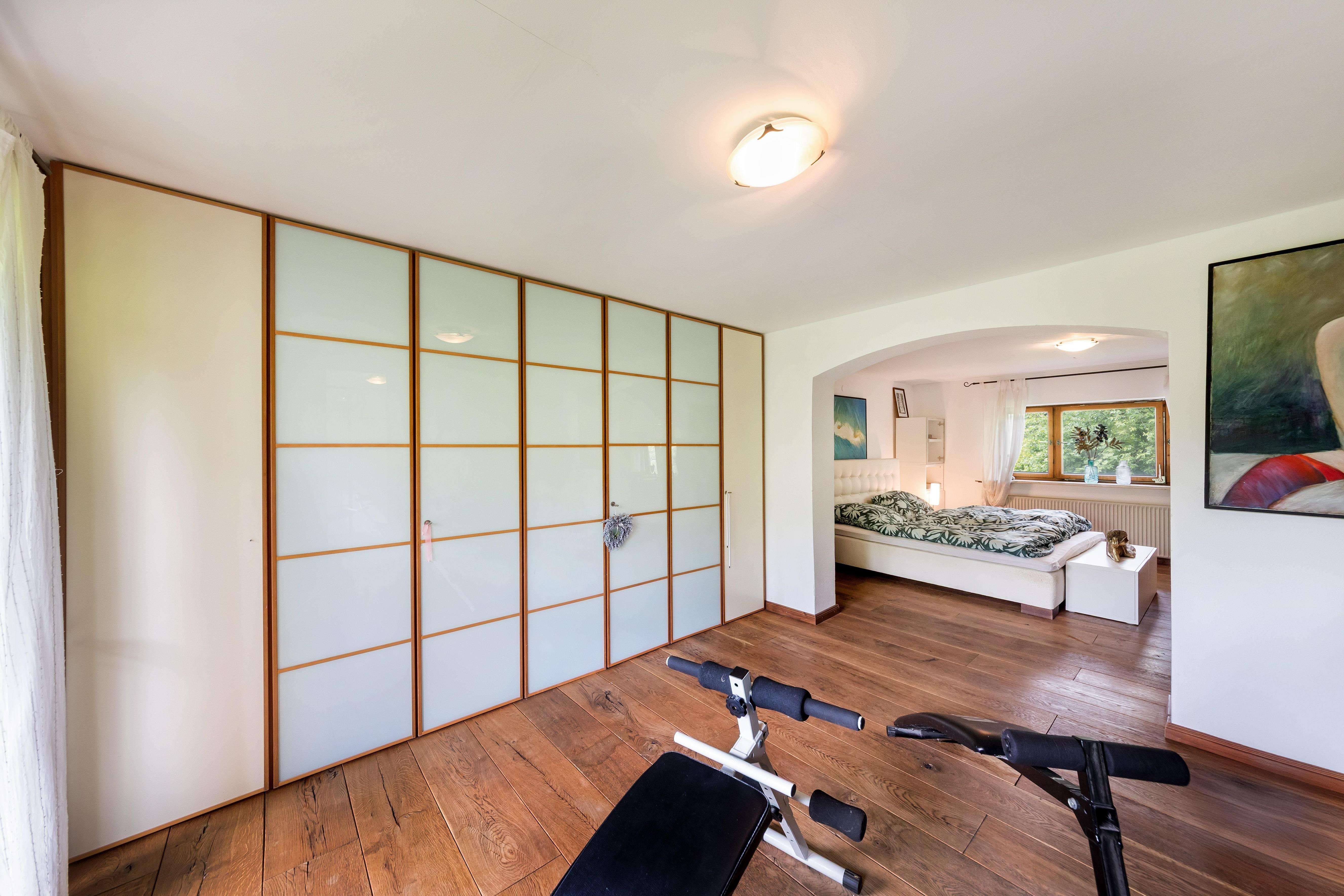 Immobilie in Weyarn - Idyllisch gelegenes Bauernhaus mit viel Wohnfläche
 - Bild 4