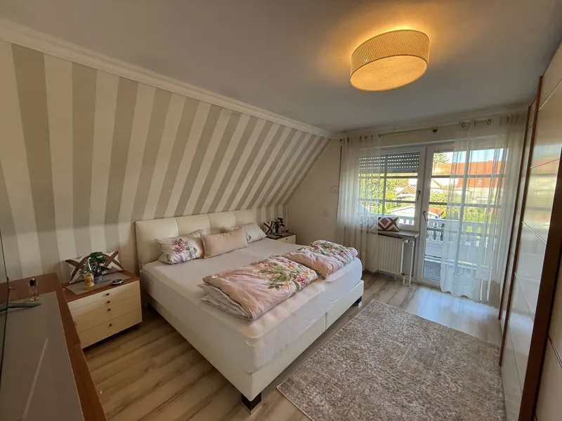 Eltern-Schlafzimmer mit Loggia