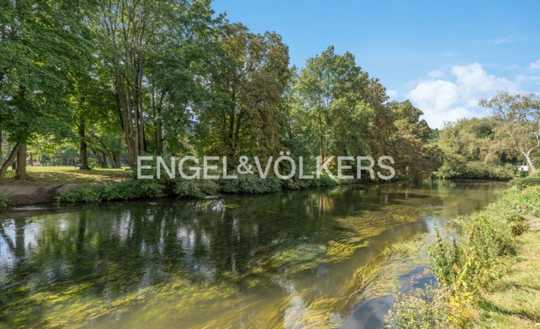 EXKLUSIVE RARITÄT: STADTWOHNUNG AN DER OKER MIT BLICK NACH SÜDEN ÜBER OKER, PARK UND EIGENEN GARTEN