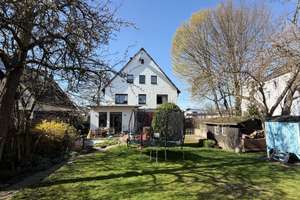 Dreifamilienhaus - mit 7 Garagen - Interessante Investition - Selbstnutzer / Kapitalanleger