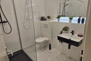 Leer & Provisionsfrei von Privat:  2-Zimmer-Altbauwohnung mit Balkon in Top Lage – Die vollständige Adresse der Immobilie erhältst du vom Anbieter., 10247 Friedrichshain, Berlin – Vorschaubild 1