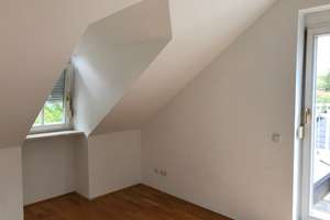 Lichtdurchflutete 3-Zi. Dachgeschoss-Wohnung mit Balkon in schöner Lage über dem Herzogpark – Wahnfriedallee 1a, 81925 Herzogpark, München – Vorschaubild 7