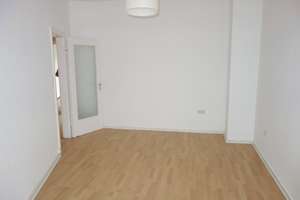 EXKLUSIV NÄHE BILKER ARCADEN MODERN MIT BALKON WANNENBAD EINBAUKÜCHE MÖGL. LAMINAT 3. ETAGE / AUFZUG – Brunnenstr. 20, 40223 Bilk, Düsseldorf – Vorschaubild 5