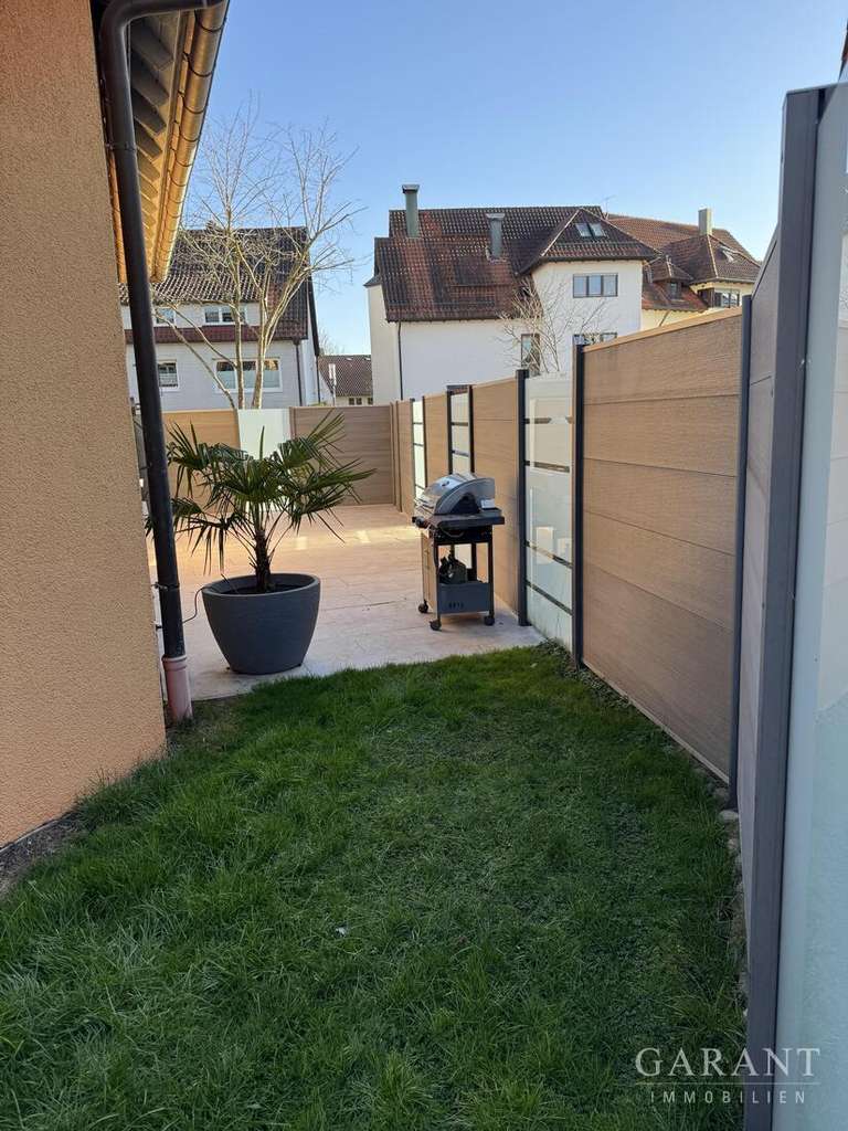 Immobilie in Baltmannsweiler - Zweifamilienhaus in Baltmannsweiler mit PV-Anlage, Wärmepumpe, 3 E-Ladestationen - Bild 1