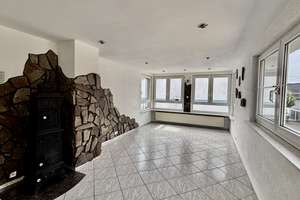 Charming 4-room family home with fitted kitchen and parking in Hofheim