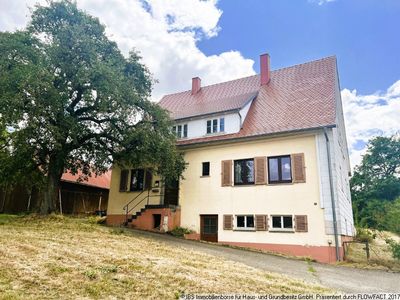 Geräumiges Bauernhaus mit Maschinenschuppen und Stall/Scheunengebäude in ruhiger Lage