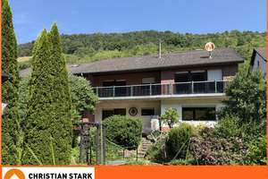 Haus in sonniger Grünblicklage und wohnlich gestalteter Garage mit Nutzungsvielfalt