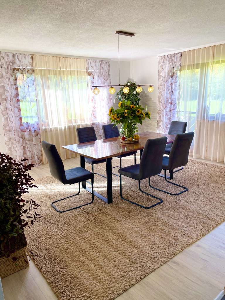 Immobilie in Enzklösterle - Stilvolles Wohnen mit Blick ins Grüne – großzügige Wohnung mit zwei Balkonen - Bild 1