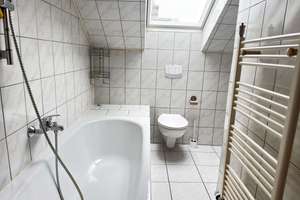 Zu vermieten 3-Zimmer-Dachgeschoss-Maisonettewohnung nahe Zentrum von Tuttlingen – Die vollständige Adresse der Immobilie erhältst du vom Anbieter., 78532 Tuttlingen – Vorschaubild 2