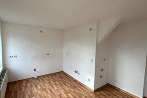 Großzügige DG 2-Zimmer mit Laminat, EBK, Balkon und Wannenbad!  – Hainstraße 85, 9130 Sonnenberg, Chemnitz – Vorschaubild 4