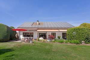 Neue Wärmepumpe! 1-2 Fam.-Haus in bester Wohnlage mit PV-Anlage inkl. Stromspeicher! – Die vollständige Adresse der Immobilie erhältst du vom Anbieter., 84089 Aiglsbach – Vorschaubild 1