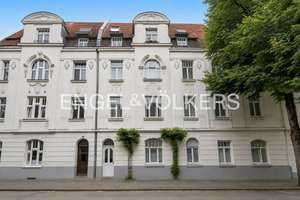 Stilvolle Erdgeschoss-Wohnung mit eigenem Garten in denkmalgeschütztem Altbau