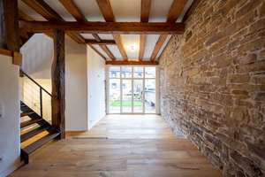 Zum Wohnhaus umgebaute historische Sandsteinscheune sucht Mieter