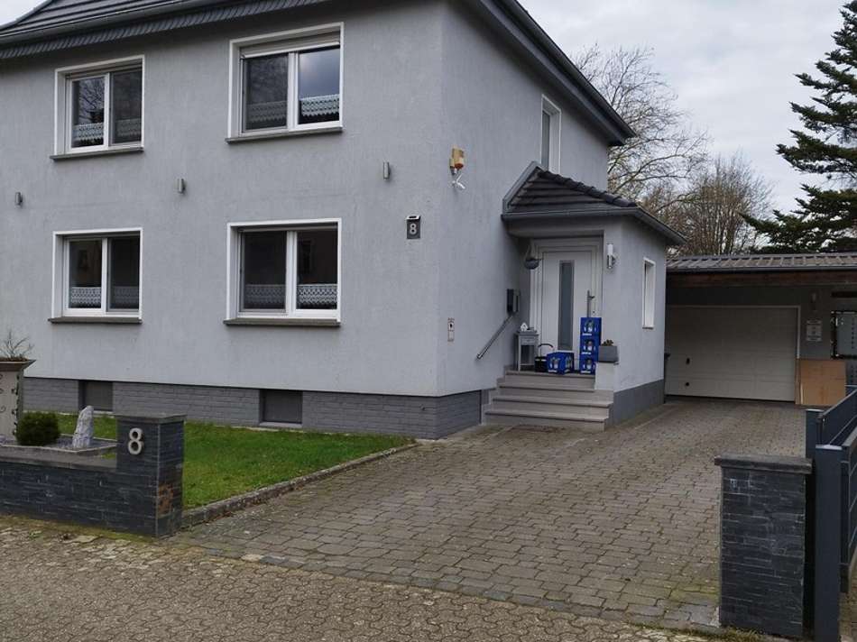 Eingang und Garage rechts