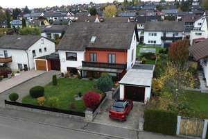 Gepflegtes Einfamilienhaus mit Einliegerwohnung in ruhiger Wohnlage von Bitz – Die vollständige Adresse der Immobilie erhältst du vom Anbieter., 72475 Bitz – Vorschaubild 1