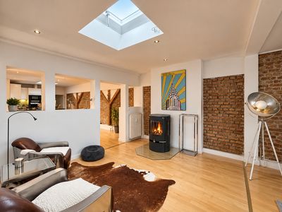 Ruhige Dachgeschossidylle mit Loft-Charakter – große Terrasse, Kamin und Klimaanlage