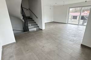 Familienfreundliche DHH mit Terasse und Garage ab sofort – Hauptstraße 24 b, 89352 Ellzee – Vorschaubild 1