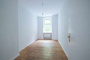 Bezugsfreie Altbauwohnung in absoluter Top-Lage mit Tageslicht-Badezimmer, Wohnküche und Holzdielen – Audre-Lorde-Straße 73, 10997 Kreuzberg, Berlin – Vorschaubild 7