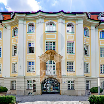 Zentral gelegene Büroflächen in denkmalgeschütztem Altbau. combine Transatcion