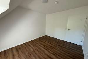 ***Top renovierte DG-Wohnung zu vermieten***