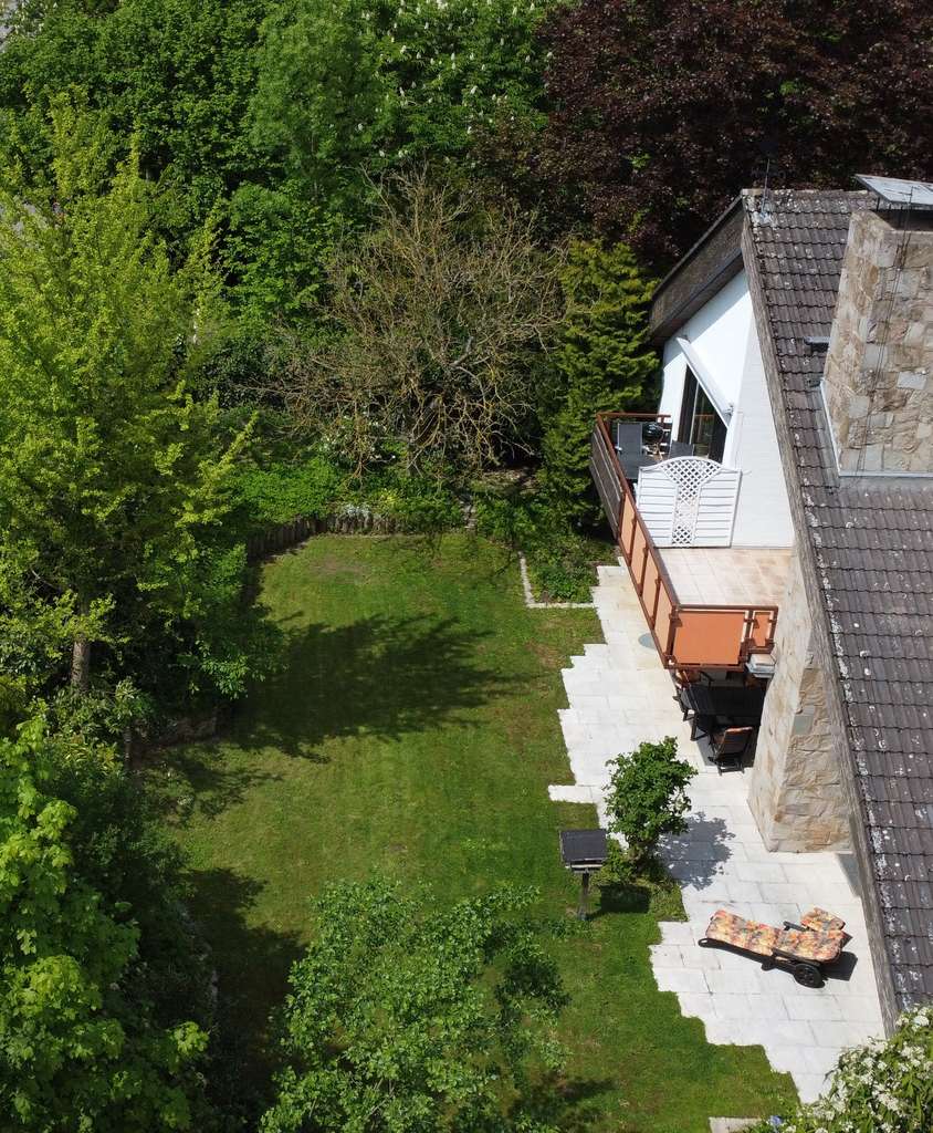 Immobilie in Höxter - Großzügiges Einfamilienhaus mit Indoor-Schwimmbad, Garten-Oase und Einlieger-Wohnung in Höxterstadt - Bild 2