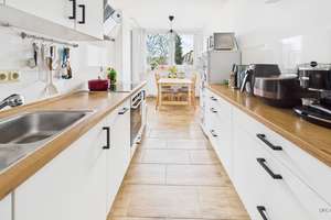 Gepflegte 3-Zimmer-Wohnung mit Balkon, moderner Einbauküche, Tiefgaragenstellplatz und Wellnessberei