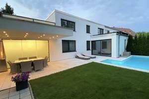 Moderne Doppelhaushälfte mit großem Garten, Pool und Doppelgarage