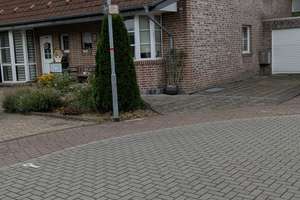 ANSPRECHEND-DHH gute Aufteilung/Ausstattung, Keller, gr. Garage, pflegeleichtes GS in Sackgassenlage