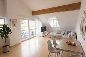 Provisionsfrei: Lichtdurchfluteter DG-Traum mit Süd-Ost-Balkon, EBK & TG-Einzelplatz in Trudering