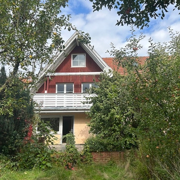 Viel Platz für eine glückliche Familie! DHH mit hübschem Garten und Werkstadtanbau in Redwitz.