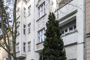 Altbaujuwel in Steglitz-Zehlendorf: Großzügige 3-Zimmerwohnung mit Balkon und Eigennutzoption! – Gélieustraße 10, 12203 Lichterfelde, Berlin – Vorschaubild 2