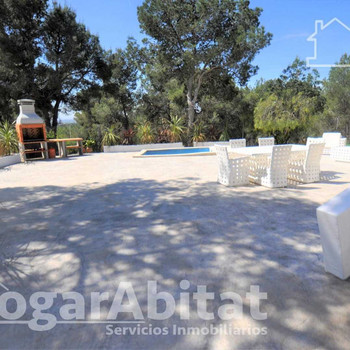 WUNDERSCHÖNES, RENOVIERTES CHALET MIT GROSSEM GRUNDSTÜCK, POOL UND GRILL
