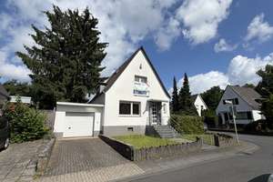 Freistehendes Einfamilienhaus mit Garage, neuer Heizung & Entwicklungspotenzial in ruhiger Toplage