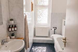 Zwei Balkone & Altbau-Charme: Stilvolle, vermietete Kapitalanlage in Berlin-Adlershof – Zinsgutstraße 14, 12489 Adlershof, Berlin – Vorschaubild 4