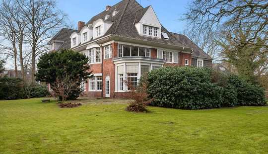 Bild von Historisches Herrenhaus im Stil klassischer Rotklinkerarchitektur mit Nebengebäude