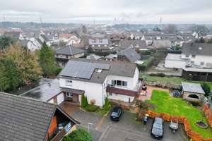 Familienidylle mit Potenzial: Charmantes Zweifamilienhaus mit großem Garten – Die vollständige Adresse der Immobilie erhältst du vom Anbieter., 33758 Schloß Holte-Stukenbrock – Vorschaubild 1