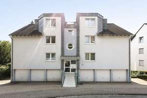Einziehen und wohlfühlen: Attraktive Dachgeschosswohnung mit sonnigem Balkon und Tageslichtbad