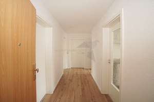 + WG-geeignete Wohnung in Bernsdorf + Gemütliche 3 Raum-Whg. mit Einbauküche, Balkon & Tageslichtbad – Fabriciusstraße 10, 9126 Bernsdorf, Chemnitz – Vorschaubild 11