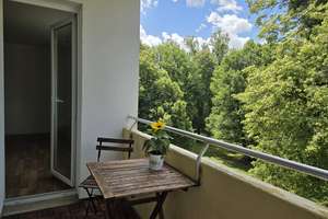 Ruhig mit Parkblick in Feldmoching! 3 Zimmer, renoviert, bezugsfrei, Balkon, ohne Provision – Gustav-Schiefer-Straße 26, 80995 Lerchenau-West, München – Vorschaubild 1