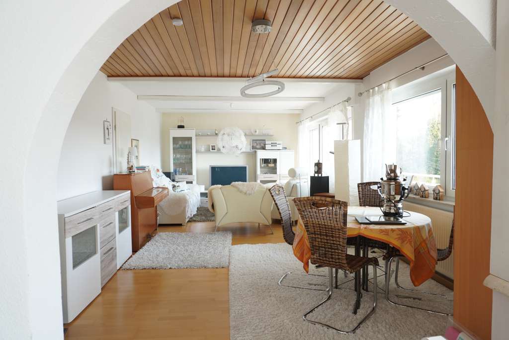 Immobilie in Dettenhausen - EFH + ELW in Aussichtslage mit großzügigem Grundstück - Bild 1