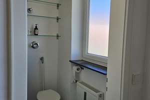 Ruhige 1-Zimmer-DG-Wohnung mit Einbauküche in Obergiesing mit Weitblick, Teilmöbeliert – Die vollständige Adresse der Immobilie erhältst du vom Anbieter., 81539 Obergiesing, München – Vorschaubild 4