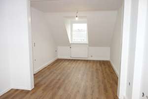 EXKLUSIV RENOVIERT + SANIERT MODERNE HELLE WHG. KOMPLETT LAMINAT WANNENBAD 5.OG / DG IN OBERBILK – Kirchstr. 7, 40227 Oberbilk, Düsseldorf – Vorschaubild 3