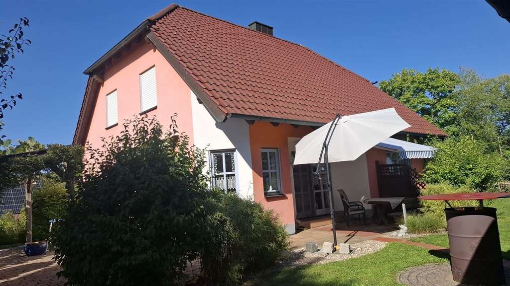 Immobilie in Zapfendorf - # Ankommen und Zuhause sein! Kinderparadies mit vielen Obstbäumen im Garten! Frei ab August 2026! - Bild 1