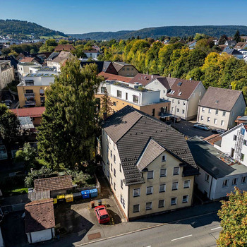 Kapitalanlage in der Medizintechnikstadt – Mehrfamilienhaus mit 9 Wohnungen. 55.800€ Mieteinnahmen.