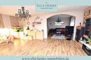 Gepflegter, heller Bungalow für 2 Parteien: 140m² vorn + 85m² hinten im Anbau.