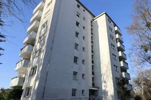 Über den Dächern zuhause: Modernisierte Wohnung mit Balkon im 5. Obergeschoss