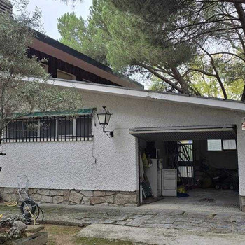 Freistehende Villa mit Blick auf die Sierra 1.577 m² Grundstück Pool Garage für 8 Autos