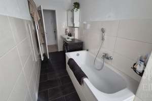 Modernes Bad mit Wanne, Terrasse zur Küche: Buckau