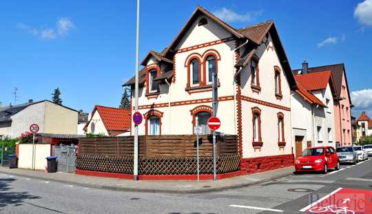 Bild von Attraktives Zwei-Familienhaus mit Nebengebäude und Garten.